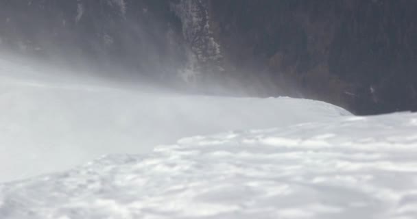Cristales Nieve Soplados Fuerte Viento Ventisca Altas Montañas Invierno — Vídeos de Stock