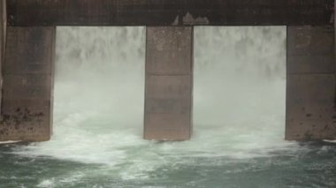 Soca Nehri 'ndeki barajın altına su sıçrayan hidroelektrik santrali.