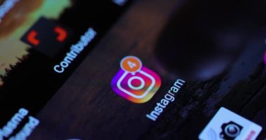 Budapeşte, Macaristan - 2022 civarı: Akıllı telefondan okunmamış Instagram bildirimleri. Uygulama simgesi, açılış uygulaması