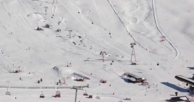 Fransız Alplerinde kayak pistleri, Alpe dHuez kayak merkezindeki birçok kayak asansörü