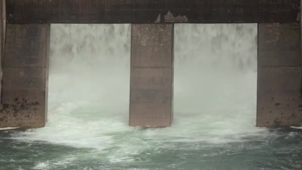 Central Hidroeléctrica Con Salpicaduras Agua Bajo Vertedero Presa Río Soca — Vídeos de Stock