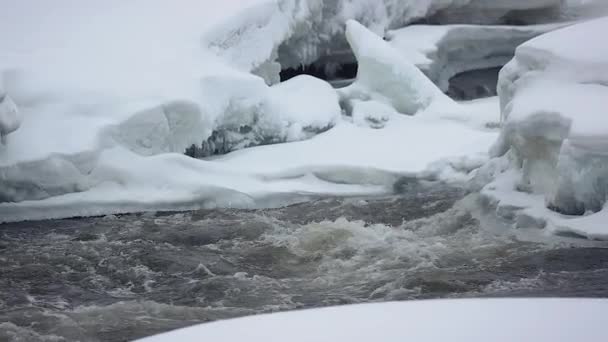 Rio Rápido Que Flui Inverno Nórdico Principalmente Blocos Gelo Congelados — Vídeo de Stock