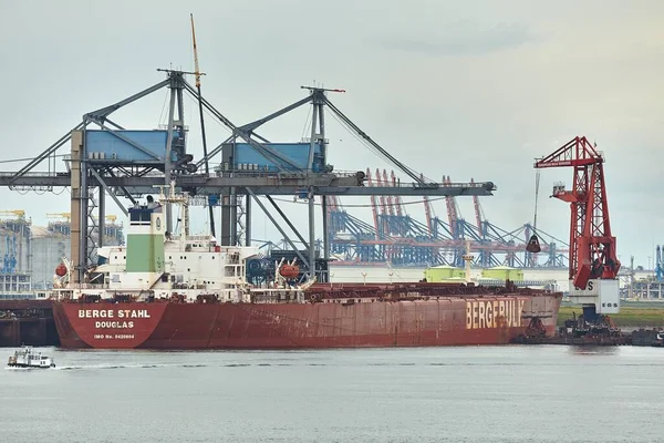 Rotterdam Netherlands Circa 2015 Berge Stahl Being Unloaded Port Rotterdam — Stock Photo, Image