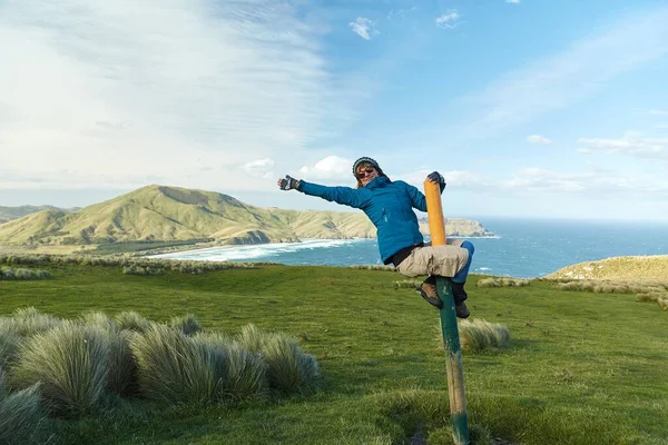 Young Woman Climbing Post Green New Zealand Landscaoe — Stock Photo, Image