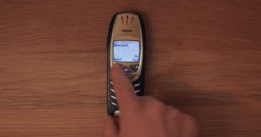 Budapeşte, Macaristan - 2021 yılı: Klasik Nokia 6310i cep telefonu Bluetooth 'u kapatıyor. Bluetooth fonksiyonlu ilk cep telefonlarının