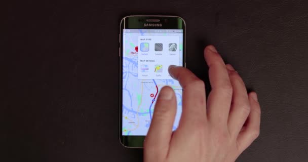 Budapeşte Macaristan Circa 2021 Google Maps Uygulamasını Kullanarak Akıllı Bir — Stok video