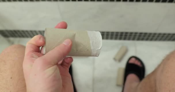 Het Toiletpapier Raakt Gooit Lege Rollen Weg Terwijl Hij Het — Stockvideo