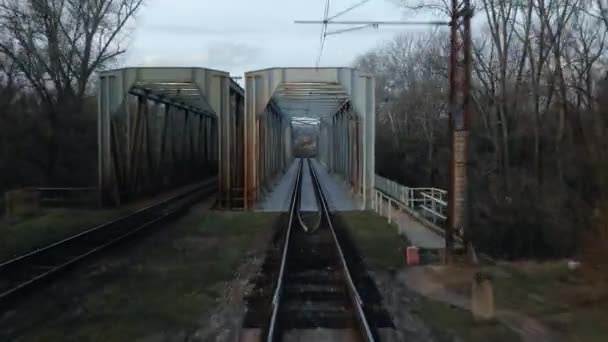 Viagem Trem Passando Por Uma Ponte Velha Vista Cabine Motoristas — Vídeo de Stock
