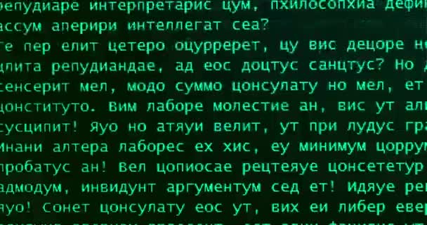 ランダムに生成されたロシア語の単語は コンピュータ画面上のLcdディスプレイのクローズアップテキスト上でスクロールします — ストック動画