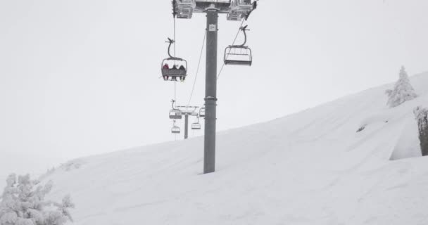 雪の降るアルプスのスキーリフト — ストック動画