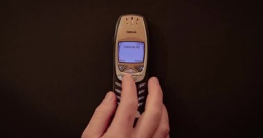 Budapeşte, Macaristan - 2021 dolaylarında Nokia 6310i cep telefonu tamamen çalışıyor, lanetli bir gecede şeytan çıkarıcıyı aramak için kullanılıyor