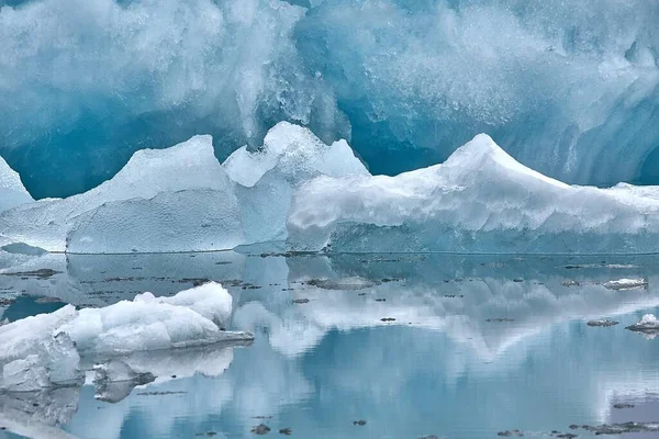 北極の氷山の風景 氷の塊が溶けていく 氷の形がジョクルサロン氷河湖を形成する アイスランド — ストック写真