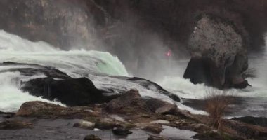 İsviçre 'deki Rhine Şelalesi' nde şelale, Avrupa 'daki en yüksek akış oranı, 60 fps' den yavaş çekim.