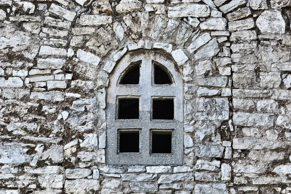 城堡的旧石墙上的窗户 — 图库照片