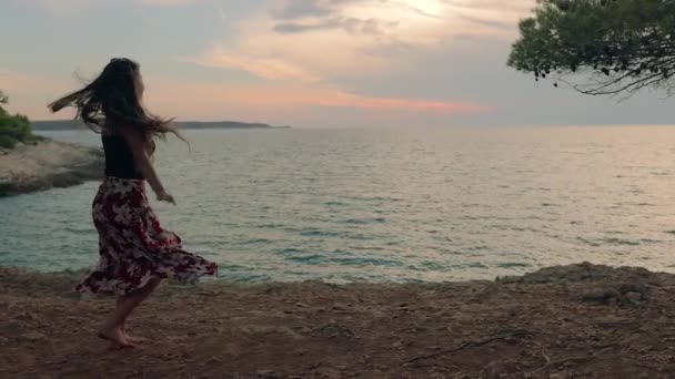 Mujer Joven Disfrutando Cálida Noche Verano Junto Orilla Del Mar — Vídeos de Stock