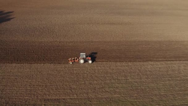 Traktor Szántás Mezőgazdasági Területeken Aerialdrone Nézet — Stock videók