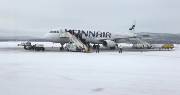Ivalo Finlândia Por Volta 2022 Passageiros Desembarcando Voo Finnair Rom — Vídeo de Stock