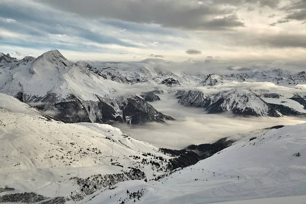 Karlı Yüksek Dağlar Vadinin Altındaki Bulutların Üstündeki Manzara Kışın Karla — Stok fotoğraf