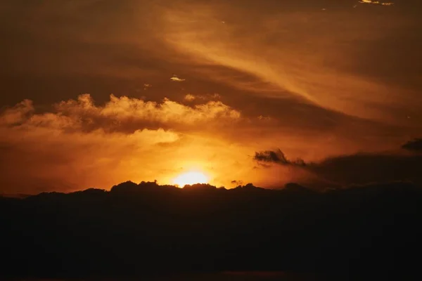 Zachód Słońca Odległych Wzgórzach Drzewach Zachmurzone Niebo — Zdjęcie stockowe