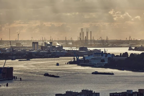 Uitzicht Vanuit Rotterdam Naar Het Havengebied Industriële Voorzieningen Achtergrond — Stockfoto