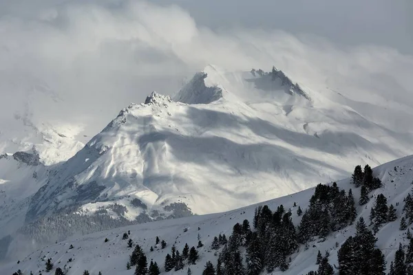 冬季雪山高耸高山风景 法国帕拉迪斯基滑雪胜地 — 图库照片