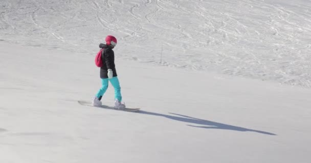 Mulher Snowboard Nos Alpes Ação Siga Tiro Com Gimbal Câmera — Vídeo de Stock