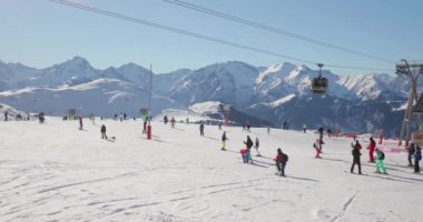 Alpe dHuez, Fransa - 2022 civarı: Fransız Alplerinde kayak yamacı, bir kayak istasyonundan görüş, popüler kayak merkezindeki birçok insan