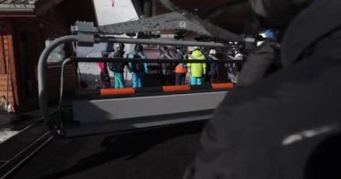 Alpe dHuez, Fransa - 2022 dolayları: Sandalye için kapıdan giren kayak asansörünü kullanmak kayak yamaçlarına tırmanmak