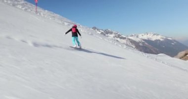 Alplerde kar kayağı, açılı çekim. Dik çekim ve tam kare kamera.