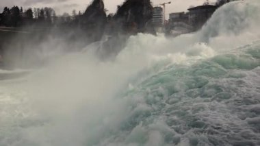İsviçre 'deki Rhine Falls' da şelale, Avrupa 'daki en yüksek akış oranı, Schaffhausen, 120 fps' den yavaş çekim.