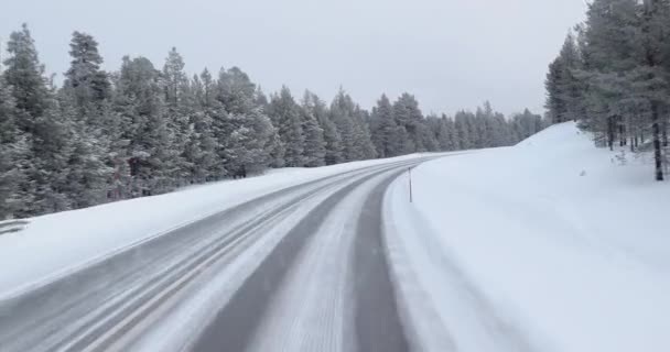 北極圏のフィンランドのラップランドの冬の道を雪上車で走る — ストック動画