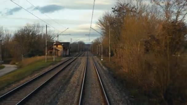 ドライバーキャビン 鉄道旅行 ストレートレールライン 遅い事前からのビューの列車の旅のポイント — ストック動画