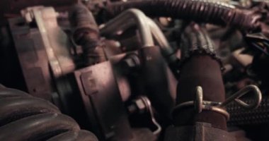 Motor bölmesinin içinde makro mercekli bir araba motorunun detayları