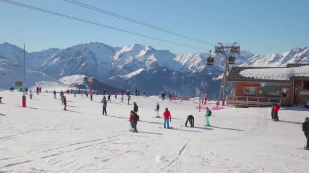프랑스의 2022 프랑스령 알프스산맥 지대에서 스키를 인기있는 리조트에 사람들의 — 비디오