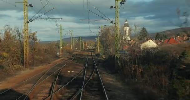 Küçük Bir Istasyona Yaklaşan Sürücülerin Bakış Açısından Tren Yolculuğu Bakış — Stok video
