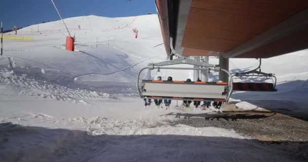 Alpe Dhuez France Circa 2022 使用滑雪车从大门进入 椅子电梯爬上滑雪场 — 图库视频影像