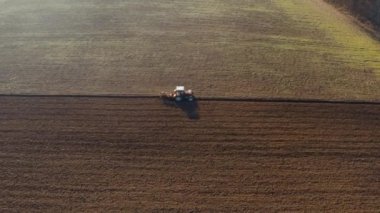Çekici tarla sürme tarlaları, aerialdrone görünümü