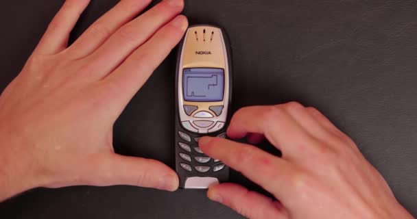 Budapest Magyarország 2022 Körül Klasszikus Játék Snake Egy Nokia 6310I — Stock videók