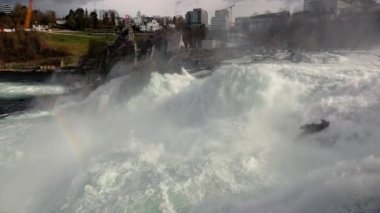 İsviçre 'deki Ren Şelalesi' nde şelale, Avrupa 'daki en yüksek akış oranı, Schaffhausen, 120 fps' den yavaş çekim, İsviçre 'nin simgesi.