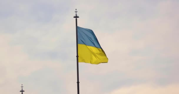 Bandiera Ucraina Sventola Nel Cielo Nuvoloso — Video Stock