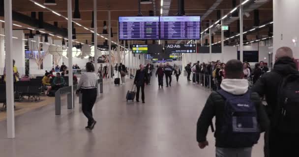 匈牙利布达佩斯 2022年 布达佩斯Liszt Ferenc机场航站楼的内政 低成本航空公司的新螺旋桨 — 图库视频影像