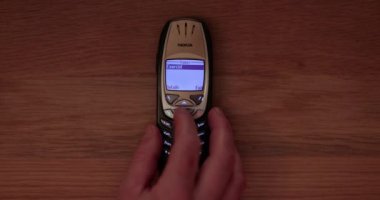 Budapeşte, Macaristan - 2021 dolaylarında Nokia 6310i cep telefonu tamamen çalışıyor, lanetli bir gecede şeytan çıkarıcıyı aramak için kullanılıyor