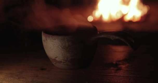 Tami Kuksa Laponia Finlandesa Vapor Caliente Levantándose Sentado Junto Fuego — Vídeos de Stock