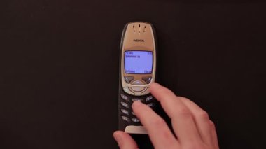 Budapeşte, Macaristan - 2022 dolaylarında: Klasik Nokia 6310i cep telefonu şimdi bir toplantıya gitmek için SMS mesajı yazıyor