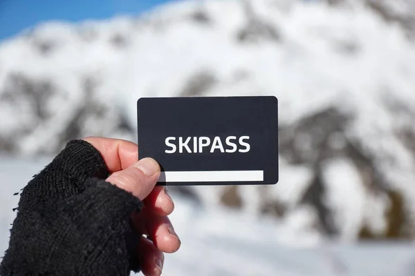 Skipas Hand Gehouden Door Skiër Een Besneeuwd Berglandschap — Stockfoto