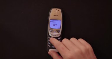 Budapeşte, Macaristan - 2021 yılı: Klasik Nokia 6310i cep telefonu zamanlayıcısı meditasyon oturumu için 10 dakika geri sayıma ayarlandı