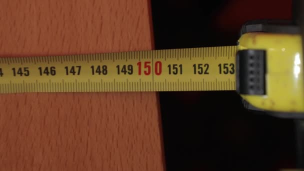 使用测量带检查家具尺寸 — 图库视频影像