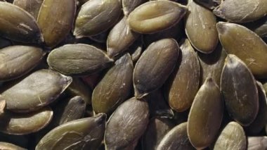 Yığınla makro fotoğrafta dönen kabak çekirdekleri. Sağlıklı çerez