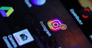 Budapeşte, Macaristan - 2022 civarı: Akıllı telefondan okunmamış Instagram bildirimleri. Uygulama simgesi, açılış uygulaması