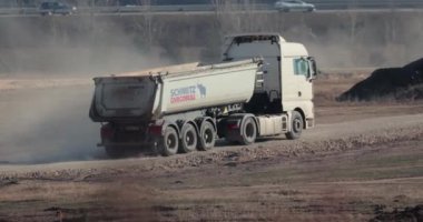 Budapeşte, Macaristan - 2022 civarı: Havası tozlu bir yol inşaatına çöp kamyonu